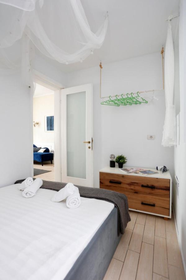 Classy 2 Bedroom Apartment In City Center Bucharest Exterior photo